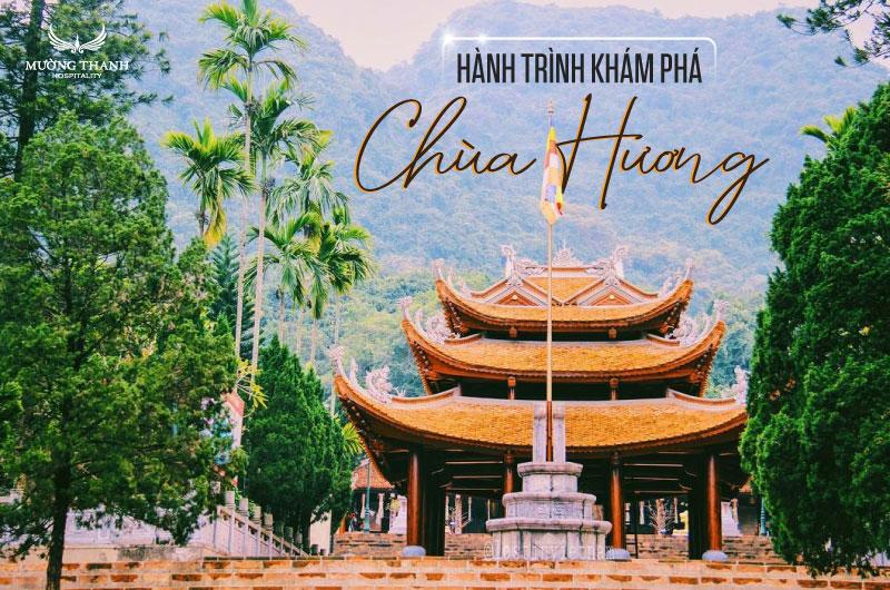 Chùa Hương ở đâu, hình ảnh du khách hành hương đi bộ trên con đường bậc thang lên chùa.